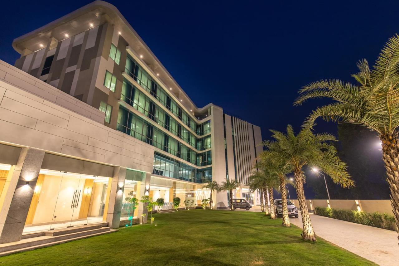 Hotel Siraichuli Читван Екстериор снимка