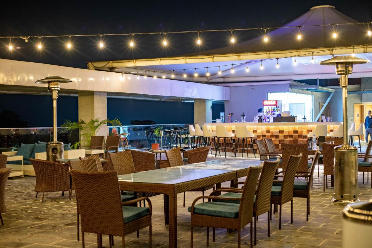 Hotel Siraichuli Читван Екстериор снимка